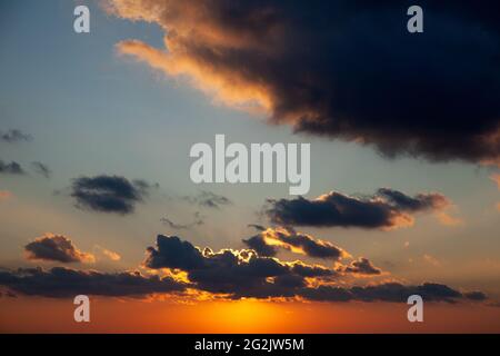 Cielo nuvoloso al tramonto Foto Stock