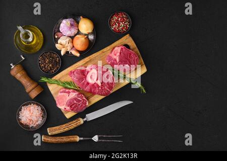 Vista dall'alto del fusto di manzo grezzo tagliato a croce, ossobuco pronto per la cottura Foto Stock