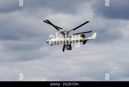 Samara, Russia - 10 settembre 2017: Attacco russo elicottero militare Hokum B (Kamov Ka-52) volare contro il cielo nuvoloso Foto Stock