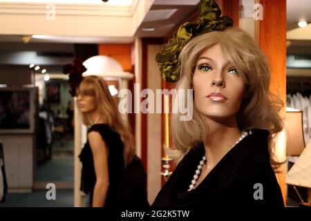 Due modelli di manichini femminili in un negozio di lusso nella Brisbane Arcade Foto Stock