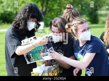 Garching, Germania. 12 giugno 2021. Gli studenti dell'Università tecnica di Monaco (TUM) accenderanno l'unità elettronica di un prototipo del nuovo satellite MOVE-III poco prima del lancio. Il satellite deve salire con un pallone meteorologico ad un'altitudine di circa 40 chilometri per testare i suoi sistemi, compresa una telecamera a infrarossi con cui gli incendi boschivi possono essere rilevati dallo spazio. Credit: Tobias Hase/dpa/Alamy Live News Foto Stock