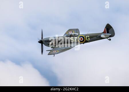 BBMF Supermarine Spitfire TE311 che ha eseguito un flypassato al Shuttleworth Flying Festival of Britain Airshow il 6 giugno 2021 Foto Stock