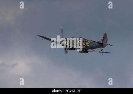 BBMF Supermarine Spitfire TE311 che ha eseguito un flypassato al Shuttleworth Flying Festival of Britain Airshow il 6 giugno 2021 Foto Stock