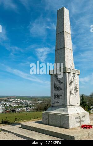 Memoriale di guerra al Parco di Coronation, Wadebridge, Cornovaglia, con una vista di una parte della città sullo sfondo Foto Stock