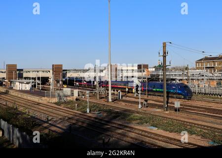 Hull Trains 802302 Azuma, East Coast Main Line Railway; Peterborough, Cambridgeshire, Inghilterra Foto Stock