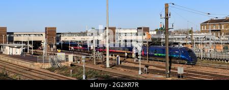 Hull Trains 802302 Azuma, East Coast Main Line Railway; Peterborough, Cambridgeshire, Inghilterra Foto Stock