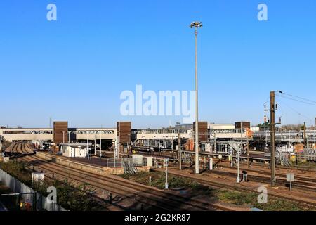 LNER Azuma alla stazione ferroviaria di Peterborough, East Coast Main Line Railway; Cambridgeshire, Inghilterra, UK Foto Stock