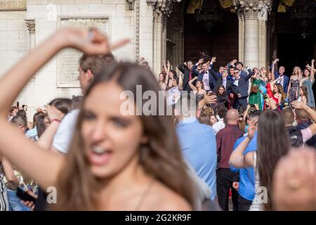 SOFIA, BULGARIA - 24 MAGGIO 2021: I laureati celebrano la loro laurea nel centro di Sofia. Foto Stock