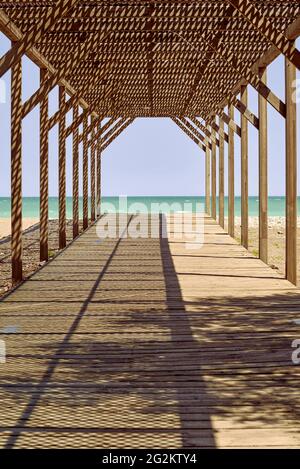 Tunnel di legno sulla spiaggia di Moncofar Costa del Azahar in provincia di Castellón, Spagna, Europa Foto Stock