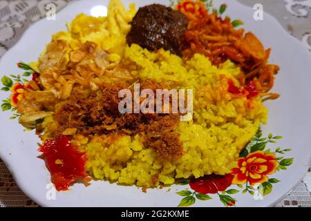 Nasi Kuning, cucina tradizionale indonesiana, Giacarta, Indonesia Foto Stock