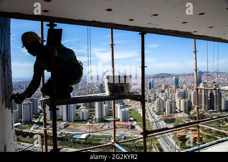 Cintura di sicurezza non allacciata quando il lavoratore edile lavora in un luogo sopraelevato,Istanbul,Turchia.2 aprile 2013 Foto Stock