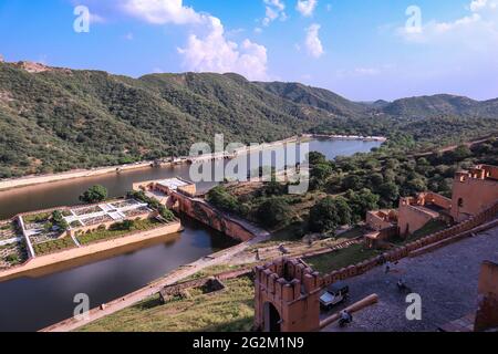 Jaipur, Rajasthan, India- 27 settembre 2020: Il Forte di Amer è situato sulla cima della collina di Aravalli nella città rosa di Rajasthan nello stato di Rajas Foto Stock