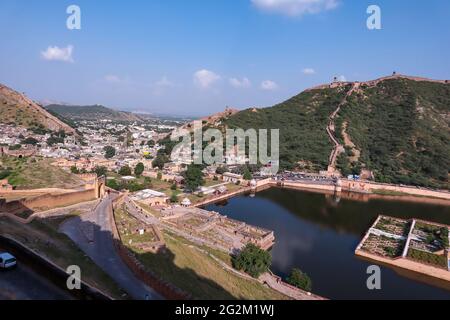Jaipur, Rajasthan, India- 27 settembre 2020: Il forte di Amer è situato sulla cima della collina di Aravalli nella città rosa di Rajasthan. Foto Stock