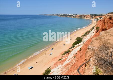 Scogliere rosse sulla spiaggia di Praia da Falesia vicino Albufeira, Algarve, Portogallo Foto Stock