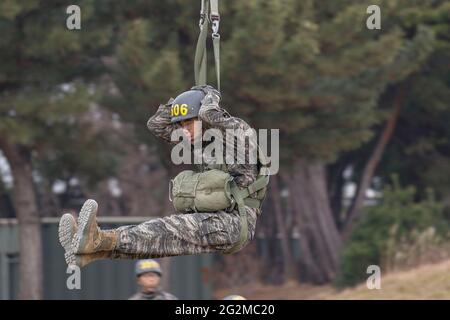 Giugno 11, 2021-Pohang, Corea del Sud-in questa foto scattata data è aprile 12, 2019. I tirocinanti della Marina sudcoreana partecipano a un addestramento militare di base per gli stivali al campo di stivali Marine di Pohang, Corea del Sud. Il corpo marino della Repubblica di Corea, noto anche come corpo marino del ROK o Marines del ROK, è il corpo marino della Corea del Sud. Il ROKMC è un ramo della Marina della Repubblica di Corea responsabile delle operazioni anfibie e funge anche da forza di reazione rapida e da riserva strategica. Il ROKMC fu fondato come una forza operativa di repressione contro i partigiani comunisti nel 1949, prima della guerra di Corea. Foto Stock