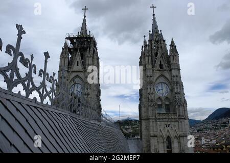 Ecuador Quito - Chiesa Basilica del voto Nazionale - fronte delle torri dell'orologio Foto Stock