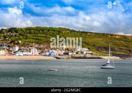 Lyme Regis città vista dal Cobb sulla Costa Jurassic, Dorset, Regno Unito Foto Stock