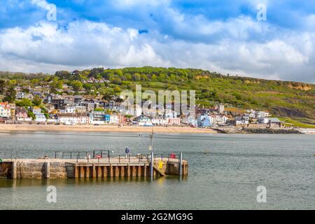 Lyme Regis città vista dal Cobb sulla Costa Jurassic, Dorset, Regno Unito Foto Stock