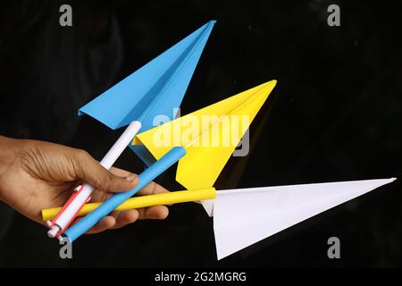 Gruppo di aeroplani di carta tenuti in mano. Aereo di carta Origami Foto Stock