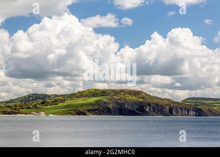 Le scogliere ricche di fossili a Charmouth come visto da Lyme Regis sulla Jurassic Coast, Dorset, Regno Unito Foto Stock