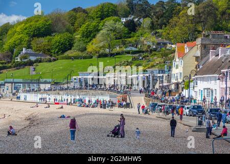 La spiaggia di ghiaia e Langmoor e Lister Gardens a Lyme Regis sulla Jurassic Coast, Dorset, Regno Unito Foto Stock