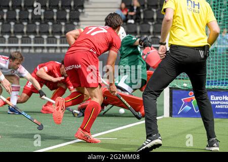 AMSTELVEEN, PAESI BASSI - GIUGNO 12: Thomas Briels del Belgio festeggia dopo aver segnato la sua squadra il secondo goal durante l'Euro Hockey Championships Men match tra Inghilterra e Belgio al Wagener Stadion il 12 giugno 2021 ad Amstelveen, Paesi Bassi (Foto di Gerrit van Keulen/Orange Pictures) Foto Stock