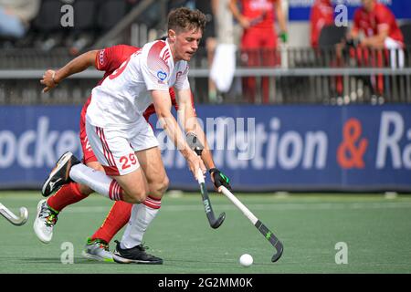 AMSTELVEEN, PAESI BASSI - GIUGNO 12: Thomas Sorsby d'Inghilterra, Simon Gougnard del Belgio durante l'Euro Hockey Championships incontro maschile tra Inghilterra e Belgio allo stadio Wagener il 12 giugno 2021 ad Amstelveen, Paesi Bassi (Foto di Gerrit van Keulen/Orange Pictures) Foto Stock