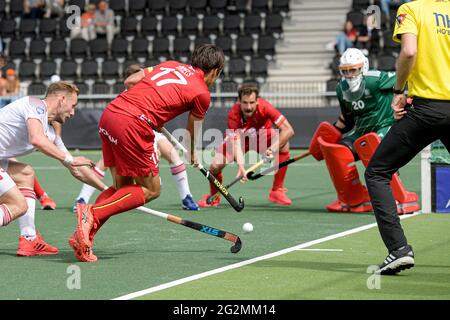 AMSTELVEEN, PAESI BASSI - GIUGNO 12: Thomas Briels del Belgio festeggia dopo aver segnato la sua squadra il secondo goal durante l'Euro Hockey Championships Men match tra Inghilterra e Belgio al Wagener Stadion il 12 giugno 2021 ad Amstelveen, Paesi Bassi (Foto di Gerrit van Keulen/Orange Pictures) Foto Stock