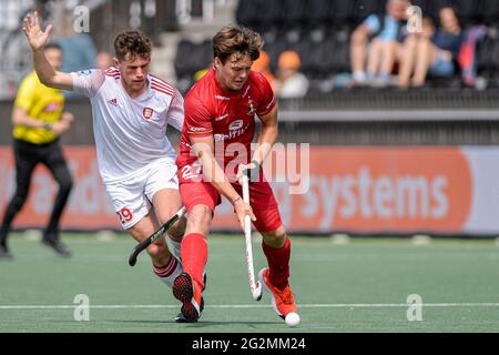 AMSTELVEEN, PAESI BASSI - GIUGNO 12: Thomas Sorsby d'Inghilterra, Tom Boom del Belgio durante l'Euro Hockey Championships incontro maschile tra Inghilterra e Belgio al Wagener Stadion il 12 giugno 2021 ad Amstelveen, Paesi Bassi (Foto di Gerrit van Keulen/Orange Pictures) Foto Stock