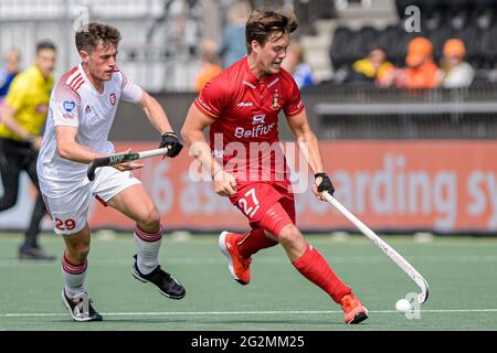 AMSTELVEEN, PAESI BASSI - GIUGNO 12: Thomas Sorsby d'Inghilterra, Tom Boom del Belgio durante l'Euro Hockey Championships incontro maschile tra Inghilterra e Belgio al Wagener Stadion il 12 giugno 2021 ad Amstelveen, Paesi Bassi (Foto di Gerrit van Keulen/Orange Pictures) Foto Stock