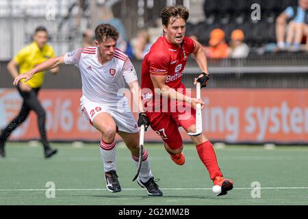 AMSTELVEEN, PAESI BASSI - GIUGNO 12: Thomas Sorsby d'Inghilterra, Tom Boom del Belgio durante l'Euro Hockey Championships incontro maschile tra Inghilterra e Belgio al Wagener Stadion il 12 giugno 2021 ad Amstelveen, Paesi Bassi (Foto di Gerrit van Keulen/Orange Pictures) Foto Stock