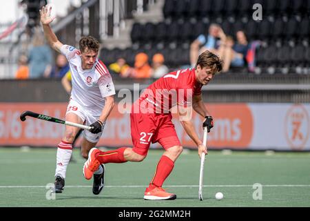 AMSTELVEEN, PAESI BASSI - GIUGNO 12: Thomas Sorsby d'Inghilterra, Tom Boom del Belgio durante l'Euro Hockey Championships incontro maschile tra Inghilterra e Belgio al Wagener Stadion il 12 giugno 2021 ad Amstelveen, Paesi Bassi (Foto di Gerrit van Keulen/Orange Pictures) Foto Stock