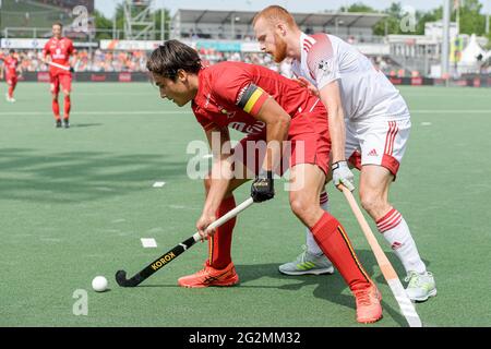 AMSTELVEEN, PAESI BASSI - GIUGNO 12: Thomas Briels del Belgio, Jack Waller dell'Inghilterra durante l'Euro Hockey Championships incontro maschile tra Inghilterra e Belgio allo stadio Wagener il 12 giugno 2021 ad Amstelveen, Paesi Bassi (Foto di Gerrit van Keulen/Orange Pictures) Foto Stock