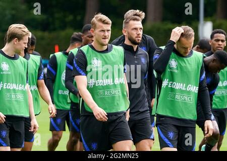 ZEIST, PAESI BASSI - GIUGNO 12: Matthijs de ligt dei Paesi Bassi, Stefan de Vrij dei Paesi Bassi e Teun Koopmeiners dei Paesi Bassi durante una sessione di addestramento dei Paesi Bassi in vista della partita del Campionato UEFA Euro 2020 di Gruppo C tra Paesi Bassi e Ucraina al Campus KNVB il 12 giugno 2021 a Zeist, Paesi Bassi. (Foto di Andre Weening/Orange Pictures) Foto Stock