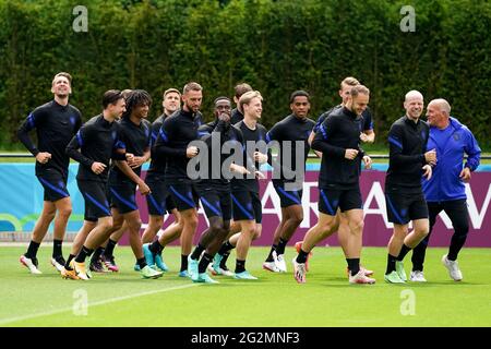 ZEIST, PAESI BASSI-GIUGNO 12: Quincy Promes dei Paesi Bassi, Frenkie de Jong, Jurrien Timber dei Paesi Bassi, Matthijs de ligt dei Paesi Bassi, Teun Koopmeiners dei Paesi Bassi e Davy Klaassen dei Paesi Bassi durante una sessione di formazione dei Paesi Bassi in vista della partita del Campionato UEFA Euro 2020 Gruppo C tra Paesi Bassi e Ucraina al Campus KNVB il 12 giugno 2021 a Zeist, Paesi Bassi. (Foto di Andre Weening/Orange Pictures) Foto Stock