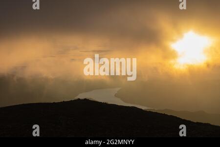 Alba spettacolare sul lago artificiale di Haweswater Foto Stock