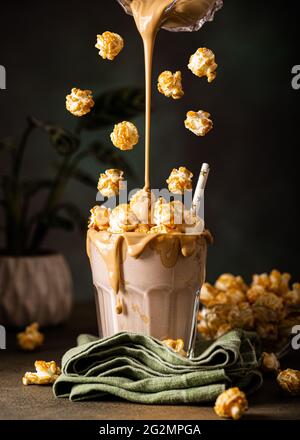 Frullato di popcorn con caramello al sale marino Foto Stock