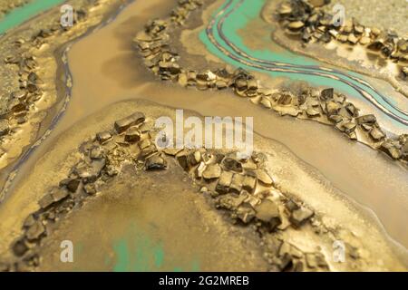 Ornamento in resina con colori dorati e vetro. Vernice in resina epossidica Foto Stock