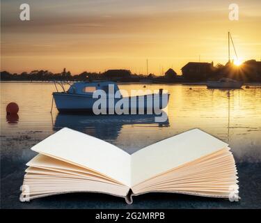 Splendido paesaggio estivo al tramonto sopra il porto di bassa marea con barche che escono dalle pagine in un libro immaginario Foto Stock