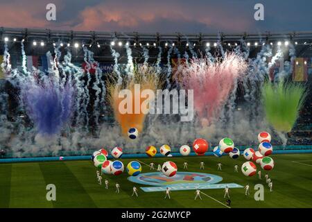 Roma, Italia. 11 Giugno 2021. I fuochi d'artificio si svolgono durante la cerimonia di apertura dei campionati europei di calcio UEFA Euro 2020 prima della partita tra Turchia e Italia allo stadio Olimpico di Roma (Italia), 11 giugno 2021. Photo Andrea Staccioli/Insifefoto Credit: Insifefoto srl/Alamy Live News Foto Stock