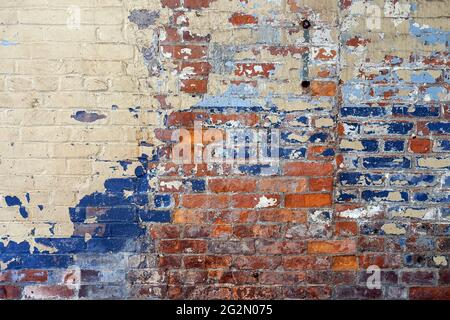 Una parete di mattoni dipinta in più colori Foto Stock