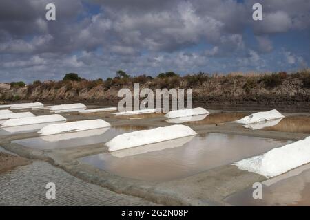 Saline a Castro Marim, Algarve, Portogallo durante la luce del giorno Foto Stock