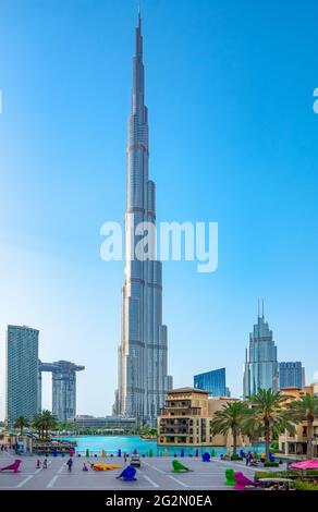 Dubai, Emirati Arabi Uniti - 16 maggio 2018: La torre Burj Khalifa vista dalla piazza Emaar Foto Stock