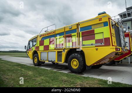 Duxford England Maggio 2021 Vista laterale di un grande e moderno camion fuoco giallo presso l'aeroporto di Duxford. In standby in attesa di emergenza Foto Stock