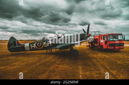 Duxford Inghilterra Maggio 2021 Doppia baldacchino guerra mondiale due spitfire combattente con stanza per due persone in preparazione al campo d'aviazione di duxford, preparandosi f Foto Stock