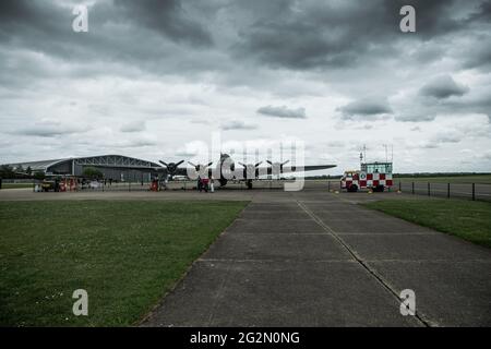 Duxford Inghilterra Maggio 2021 Vista a distanza del B 17 guerra mondiale strategica due bombardieri sulla pista di duxford. Cielo britannico nuvoloso. Bombardiere in servizio Foto Stock