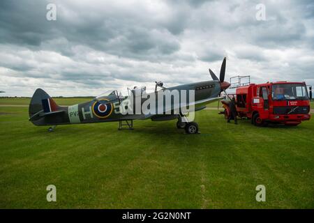 Duxford Inghilterra Maggio 2021 Doppia baldacchino guerra mondiale due spitfire combattente con stanza per due persone in preparazione al campo d'aviazione di duxford, preparandosi f Foto Stock