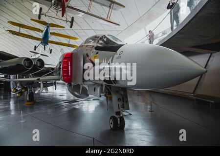 Duxford Inghilterra maggio 2021 F4 Phantom caccia bombardiere, famoso dopo la guerra del vietnam. Verniciato in fresco colore bianco con le sue prese d'ingresso coperte in magazzino Foto Stock