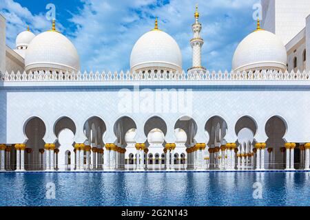 Abu Dhabi, Emirati Arabi Uniti, la Grande Moschea di Sheick Zayed vista dall'esterno Foto Stock