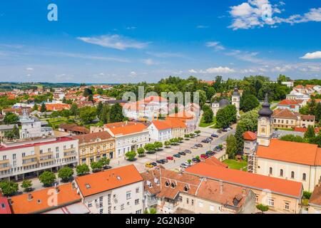 Croazia, centro della città di Daruvar, panorama dal drone Foto Stock